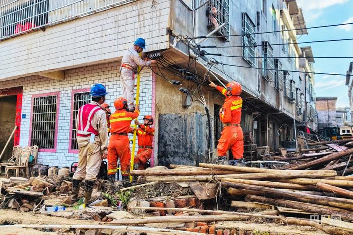 连日来，消防、电力等部门人员在武平县开展灾后重建工作（央广网发 魏子龙 摄）