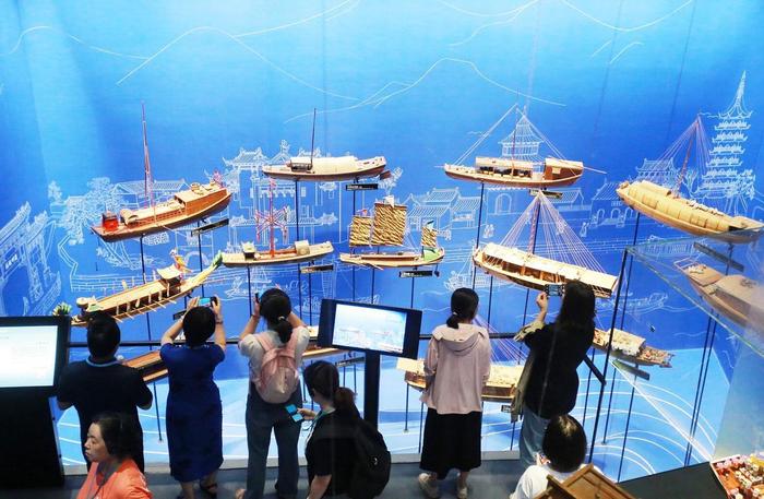 暑假临近，扬州中国大运河博物馆迎来大批游客  孟德龙 摄