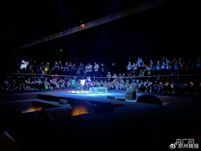 位于郑州市中牟县的“只有河南·戏剧幻城”内，多校学生来此研学，在天子驾六遗址坑剧场观看演出（央广网记者 张丽娜 摄）