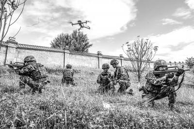武警贵州总队黔西南支队官兵操作无人机侦察目标。 侯鲁晋摄/光明图片