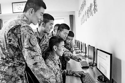 陆军第83集团军某旅战士们学习网络安全知识。谭超波摄/光明图片