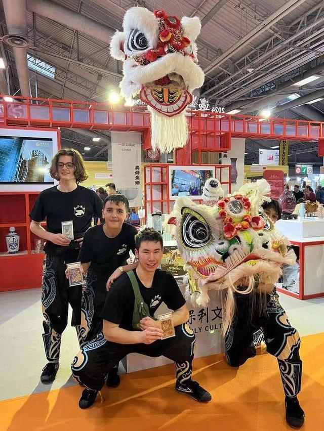 2024法国巴黎国际博览会上国潮卡牌吸引了不少年轻人。图源：卡游供图