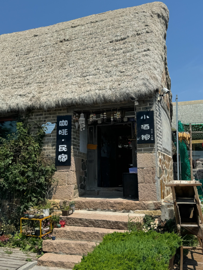 6969这是烟墩角村根据传统民居海草房修缮的民宿(6月18日摄).