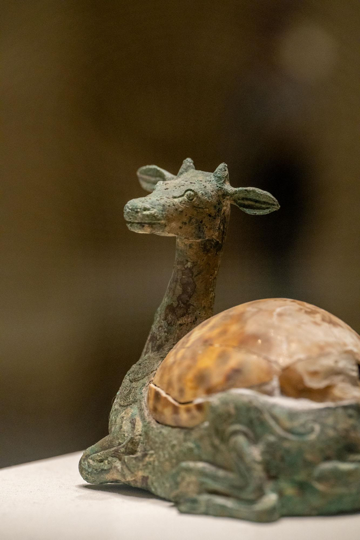 △嵌贝鹿形青铜镇 中国国家博物馆藏