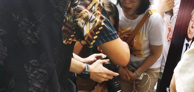 观众簇拥在《9号秘事》海报前观看活动影像 诸葛漪摄