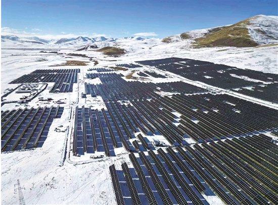 浙江省能源集团在那曲海拔4750米的高寒缺氧地带建设的50兆瓦光伏储能电站。浙江援藏指挥部供图