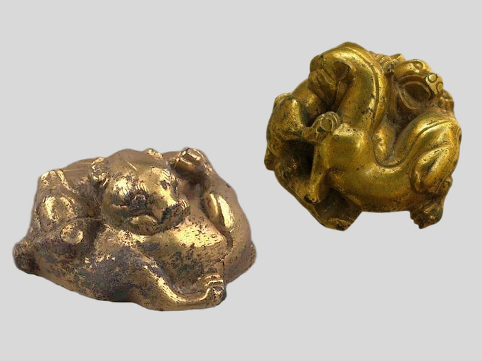 △鎏金虎熊相斗铜镇 西安博物院藏