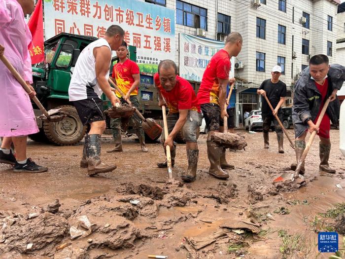   6月23日，沅陵县五强溪镇当地政府组织力量开展道路清淤作业（手机照片）。新华社记者 余春生 摄