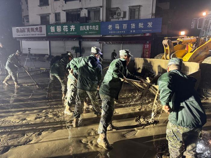   6月23日午夜，在黄山市歙县鸿基商贸城附近拍摄的清淤现场。新华社记者 潘峰 摄