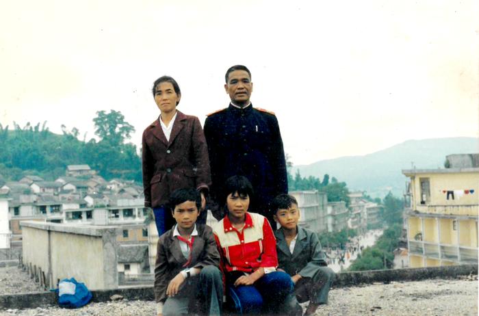 鲍卫忠（前排左一）与父母、姐弟