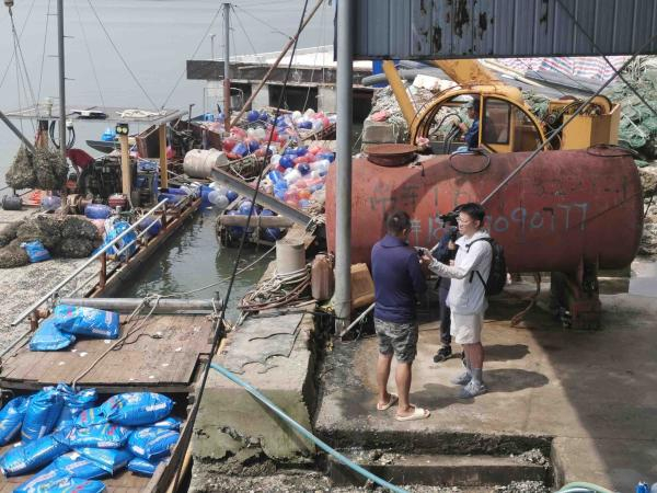 记者在采访张弓。雷少/摄