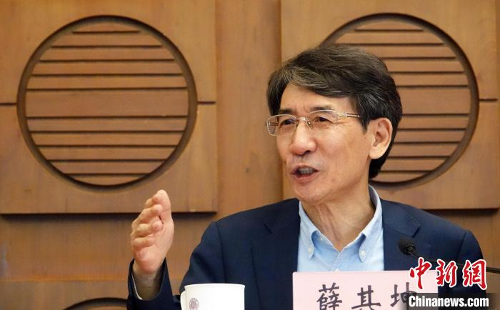 薛其坤院士在清华大学接受媒体集体采访。中新网记者 孙自法 摄