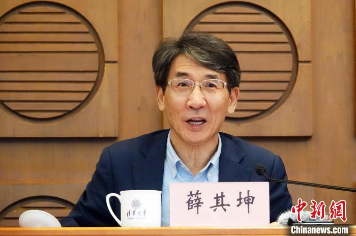 薛其坤院士在清华大学接受媒体集体采访，分享个人成长和科研攻关经历。中新网记者 孙自法 摄