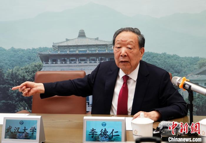 李德仁院士接受媒体集体采访，分享个人成长和科研攻关经历。中新网记者 孙自法 摄