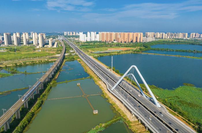 连接武汉和鄂州的短咀里湖桥。（湖北日报全媒记者 薛婷 摄）