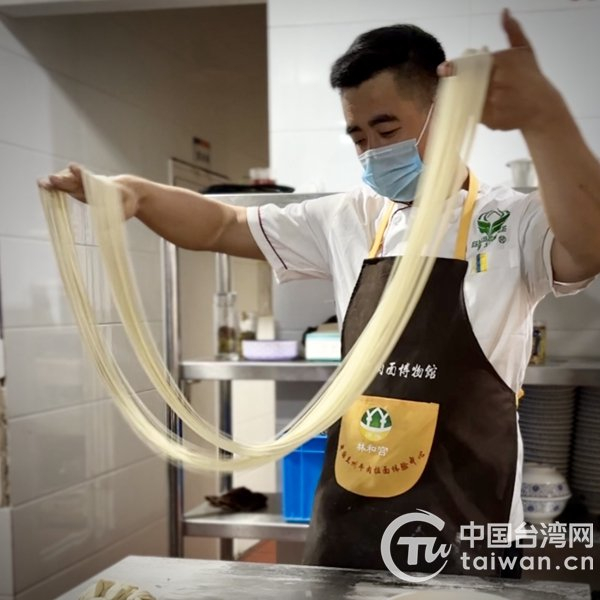 兰州牛肉面博物馆的师傅制作拉面.(中国台湾网记者 叶春禄 摄)