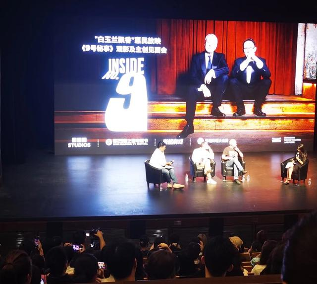 观众举着手机、相机记录难忘一刻 诸葛漪摄