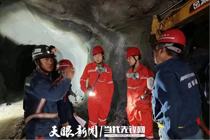 矿业工作者在摩天冲磷矿250万吨/年采选项目井下采区作业。