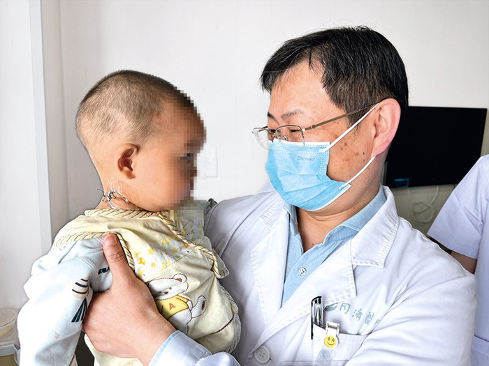 陈刚教授和 1 岁患儿在肾移植手术后 2 周的合影（2024 年 5 月摄） 朱兰摄