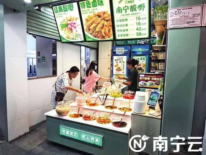 食客在酸嘢店里挑选喜爱的酸嘢。记者 陈麒元 摄