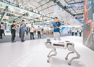 6月20日，中国参展商在2024世界智能产业博览会现场演示一款机器人。新华社记者 孙凡越摄