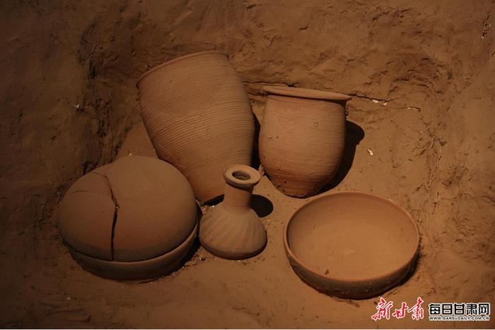 大地湾博物馆内精美的陶器