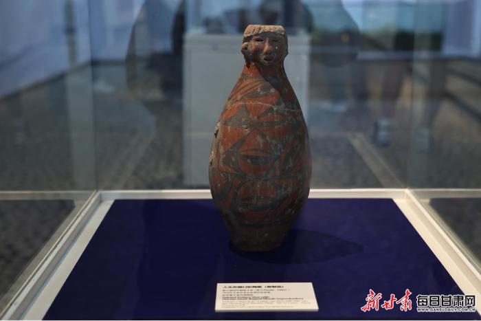 大地湾博物馆内精美的陶器