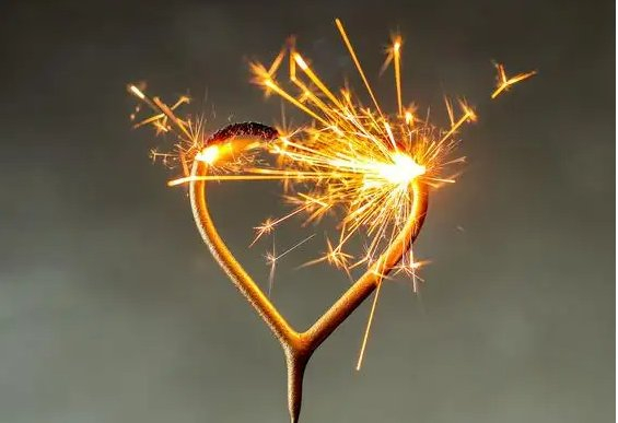 爱心烟花蜡烛燃放效果图