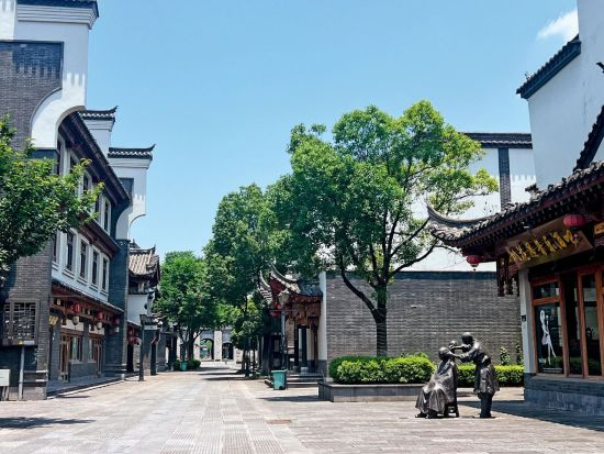 桃花源古镇内的一条街巷，不见人影。