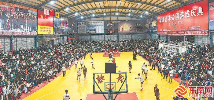 新落成的晋江陈埭镇洋埭村篮球公园里挤满了前来看球的村民。