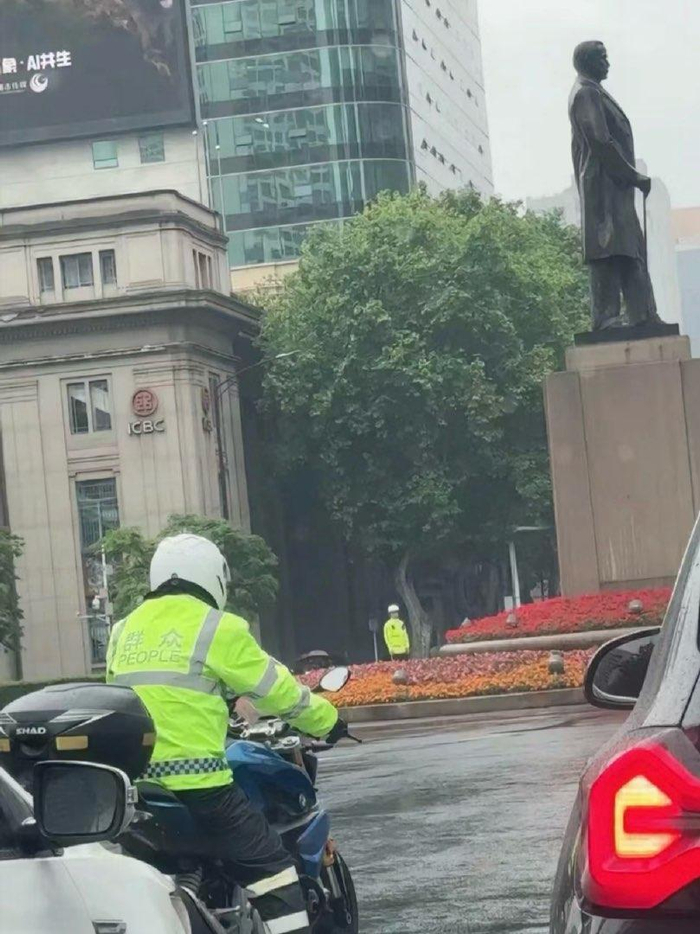 南京街头穿反光衣的市民