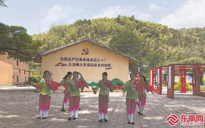 劳动之余，南靖县和溪镇坂场村的村民们在文化广场上跳广场舞。