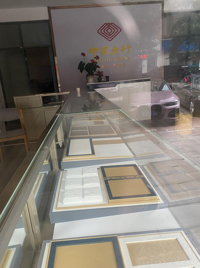 　　中银金行（温泉公园店）柜台全空，一件首饰都没有。张文章/摄