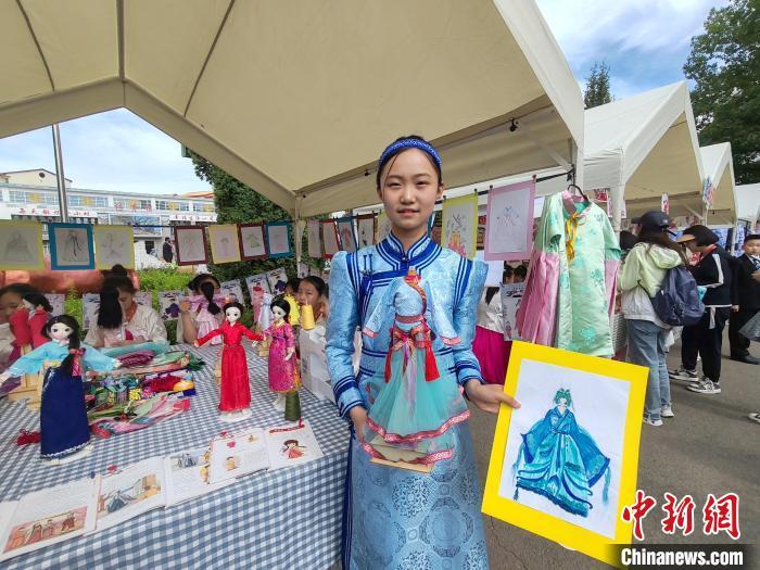 伊丽娜的服装设计作品结合了蒙古族传统服饰和汉服元素。中新网记者 杨程晨 摄