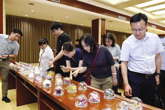     现场展示的各种新型毒品