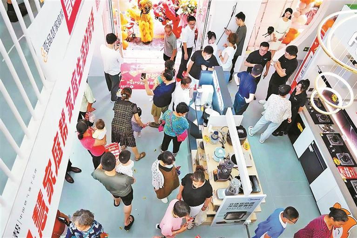     附近居民在家庭帮“小店”内选购物品。（受访单位供图）