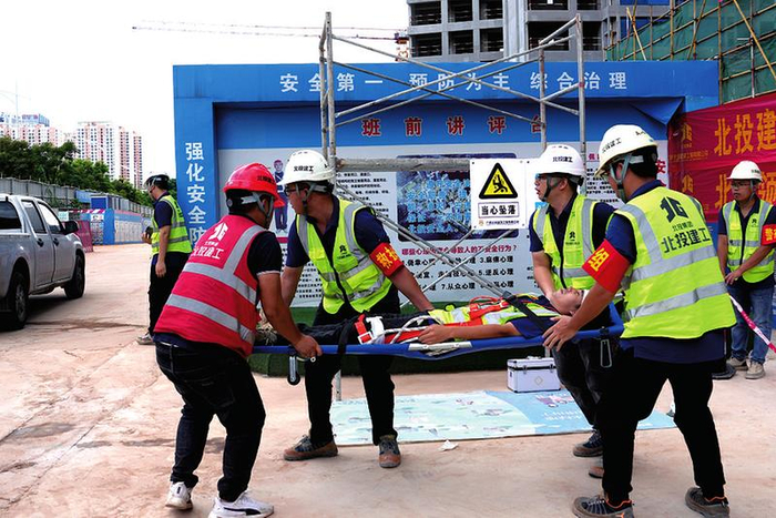     ▶现场模拟高坠事故场景，工作人员紧急救援“伤者”     本报记者黄敬敏 摄