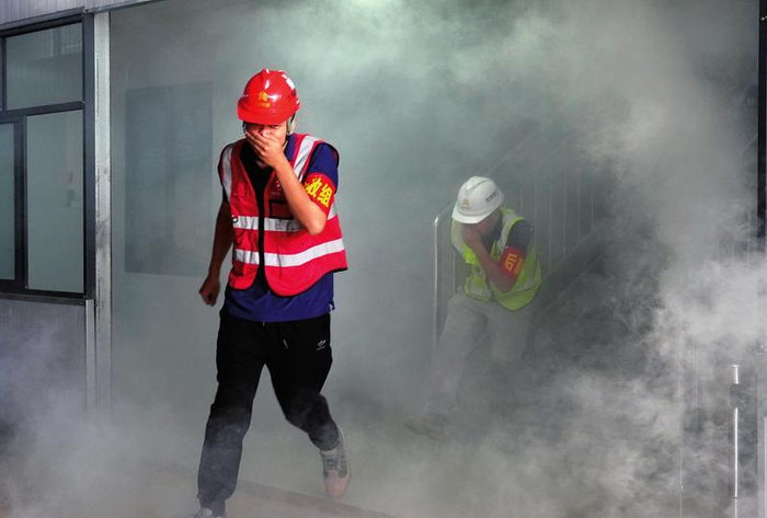     ▲现场模拟火灾事故场景，工作人员及时有序疏散