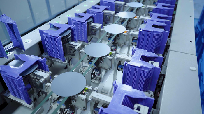 图为成都青羊电子材料有限公司生产车间