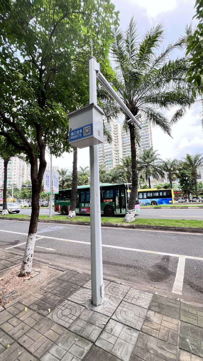 海甸五中路划线车位旁有监控摄像头，杆上还有“海口泊车”的字样和二维码。记者 王洪旭 摄