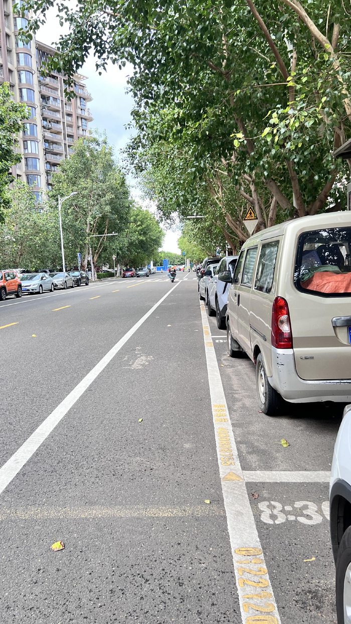 海甸一东路的划线车位也有服务电话4000898755。记者 王洪旭 摄