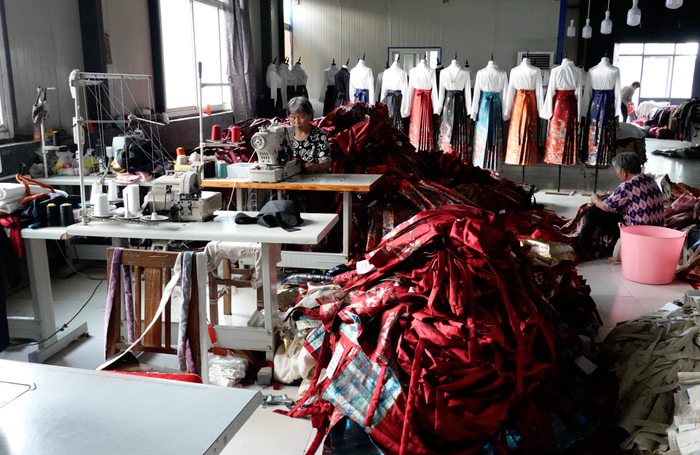 汉服已经与曹县人密不可分/图源：盐财经记者 摄