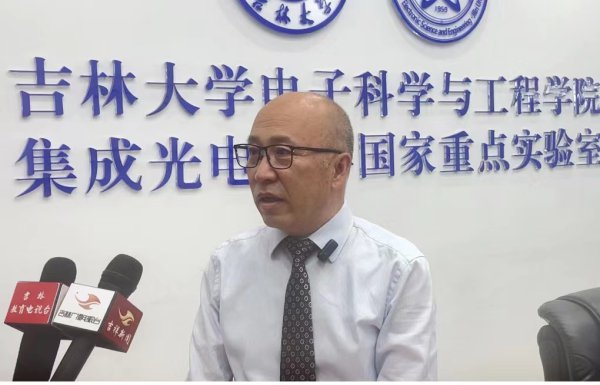 吉林大学电子科学与工程学院院长，集成光电子学国家重点实验室主任卢革宇