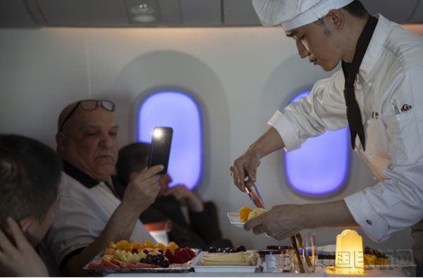 海南航空云端空厨为旅客提供舌尖美味
