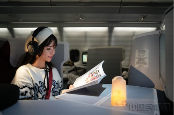 旅客在海南航空航班上尽享舒适旅程