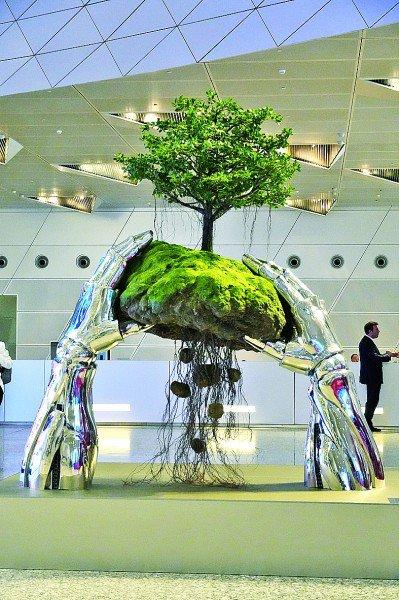 大连国际会议中心内的雕塑作品“共生之门”，寓意在工业快速发展的同时