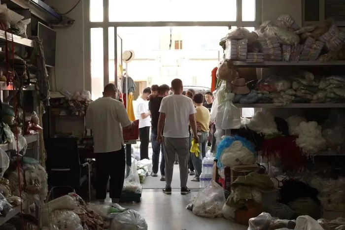 辅料店朝八晚十门庭若市/图源：盐财经记者 摄