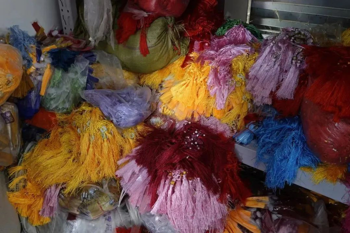 在辅料批发中心里，光流苏这一类就有很多种/图源：盐财经记者 摄