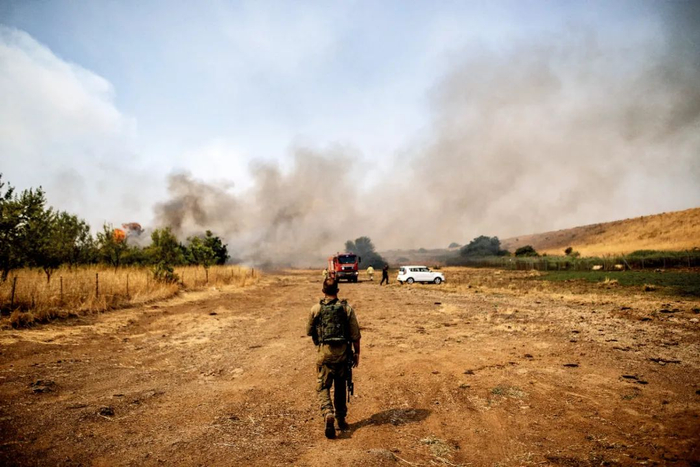 　6月13日，黎巴嫩发射的导弹坠落，导致以色列北部15个地方起火。本文图/视觉中国&nbsp;