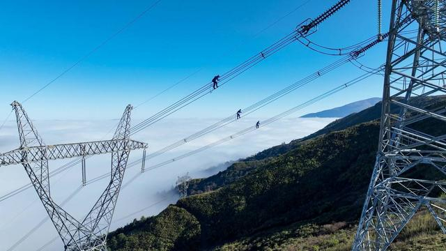 2023年11月15日，国网四川电力员工在凉山州美姑县500千伏宁沐一二线开展综合检修工作。（陈兴旺 摄）